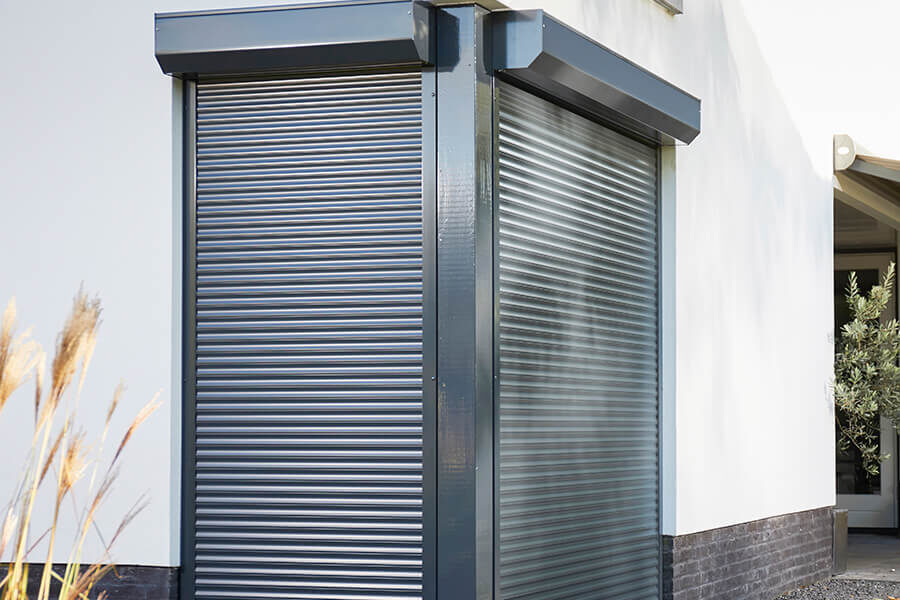 Rolluiken op maat – ideaal voor zonwering, beveiliging en privacy. Verkrijgbaar in diverse kleuren en materialen, perfect voor woningen in Apeldoorn en omstreken. Bescherm je huis tegen de zon, behoud je privacy en verhoog de veiligheid met gratis advies, opmeten en professionele montage.