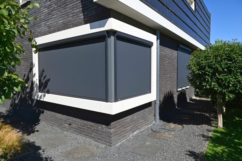 Screens buitenzonwering op maat – ideale oplossing voor zonwering, privacy en bescherming tegen oververhitting van je woning. Verkrijgbaar in diverse kleuren en stoffen, perfect voor woningen in Apeldoorn en omstreken. Profiteer van gratis advies, opmeten en professionele montage.